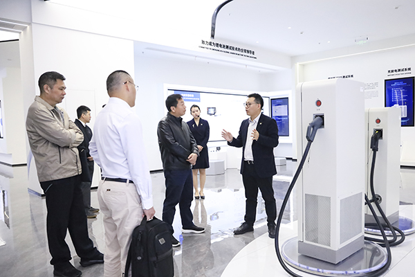 bc贷股份副董事长、总裁刘作斌向福船集团副总经理李振均一行介绍公司充电产品.jpg